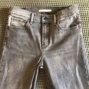 Levi’s Dark Grey-wash skinny jean